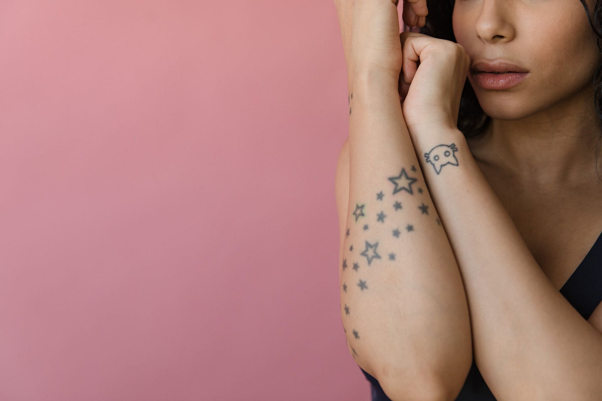 Tattoos on arms (Image via Pexels)